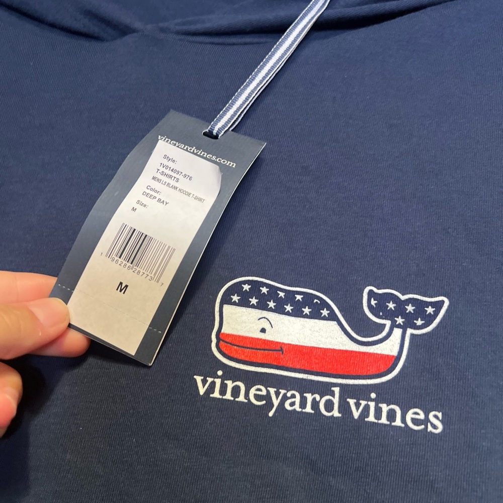 Vineyard Vines Hooded T Shirt Mens Medium Blue USA Flag Whale Long-Sleeve NWT - Picture 2 of 4